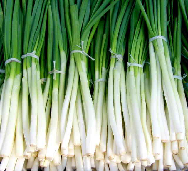 Are Green Onions And Chives The Same Thing